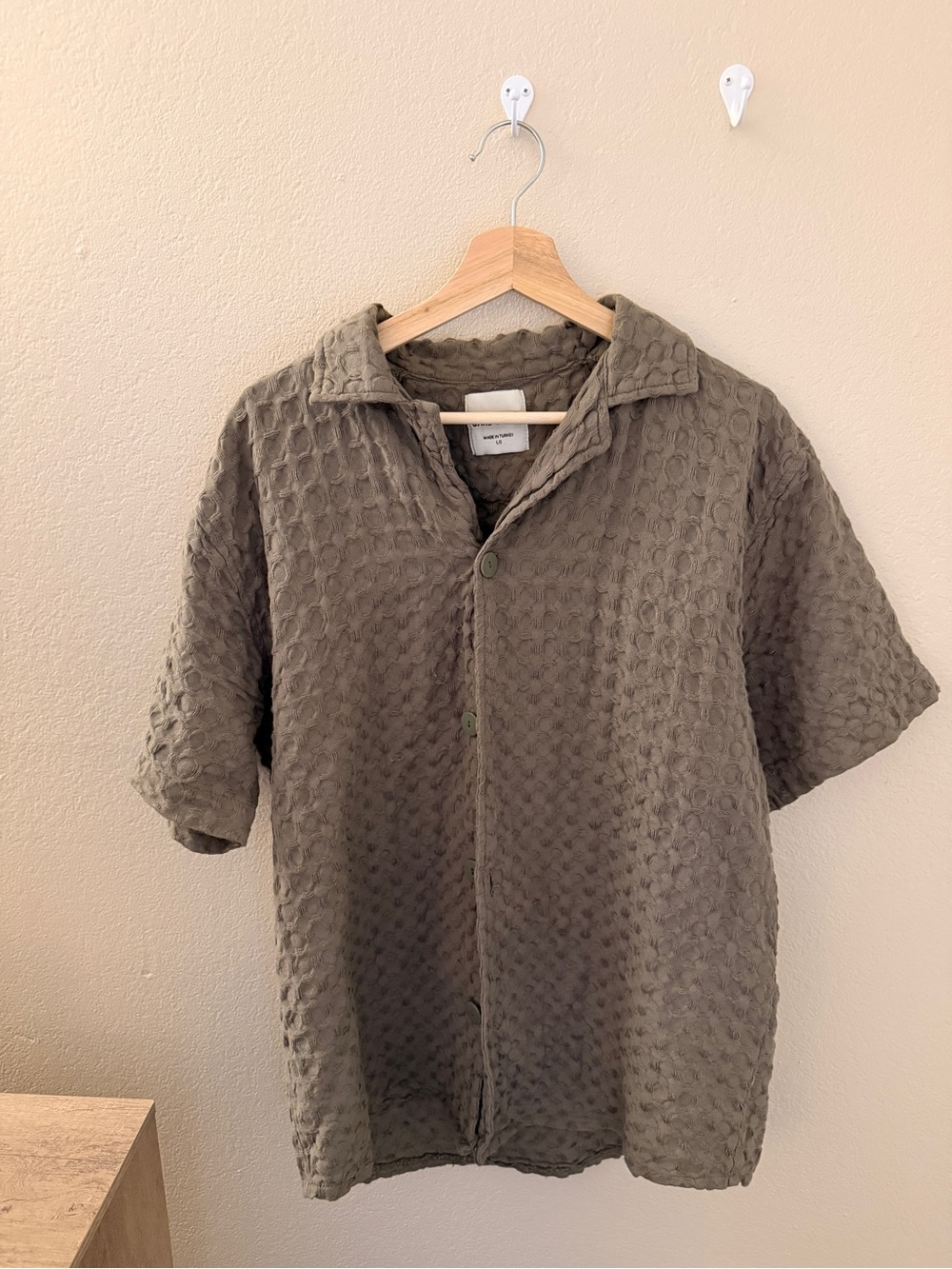 Men's Olive Textured Short-Sleeve Button-Down Shirt